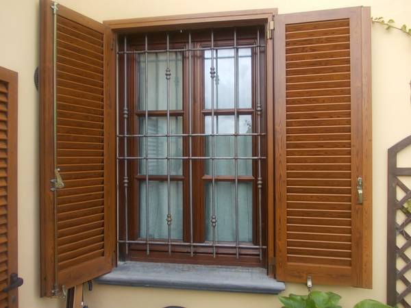 finestra in alluminio color legno