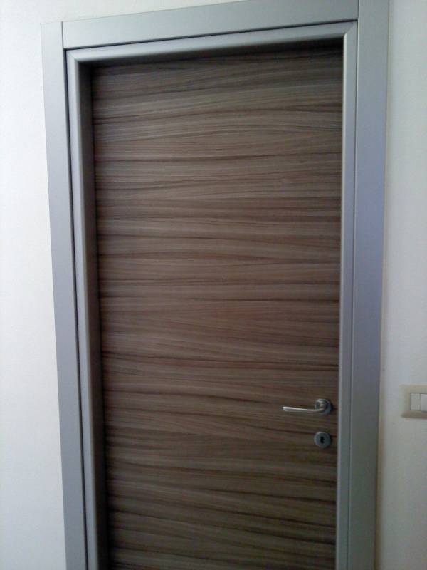 Porta in laminato con imbotte colore argento ed anta palissandro